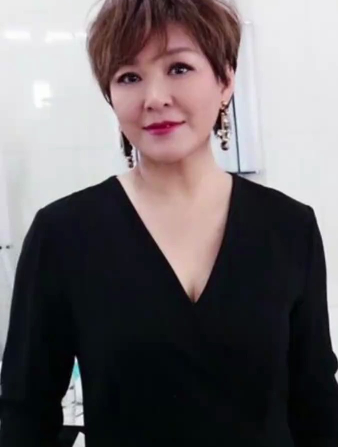 主持人李静参加完活动正离场,被一个人拦住:"静姐给我首饰.