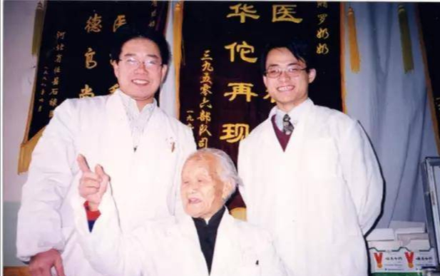 冯天有将军,创立新医正骨疗法,疗效显著,被誉为中华"神手"