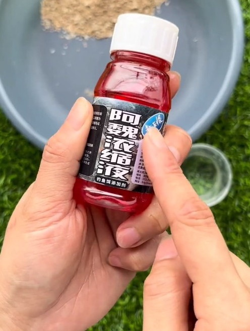 龙王恨阿魏浓缩液可以扩大饵料味型,增加饵料诱鱼力!-度小视