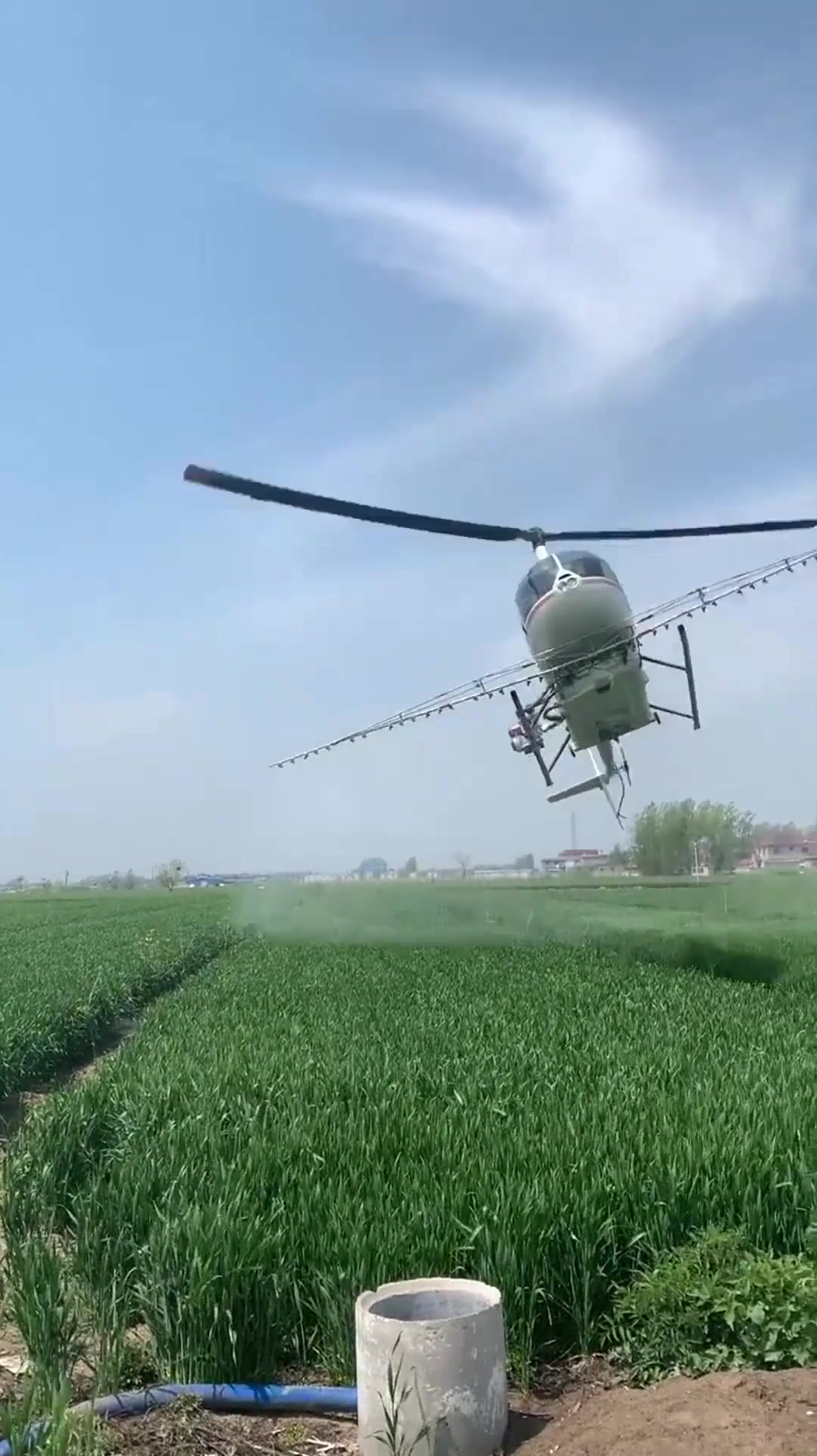 厉害了我的国,直升机喷洒农药,效率翻倍!