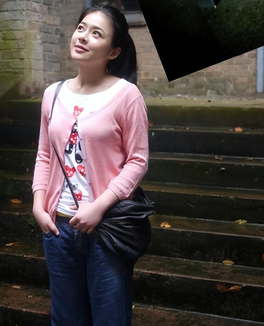 东方卫视陈辰:与程雷相爱7年,低调嫁歌唱家余笛,43岁生活幸福