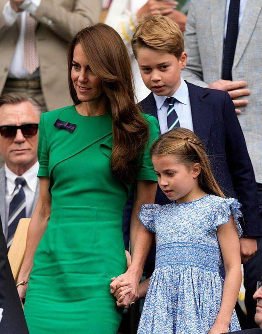 英国王室8岁夏洛特公主首现温网赛场  乔治小王子和夏洛特公主在温