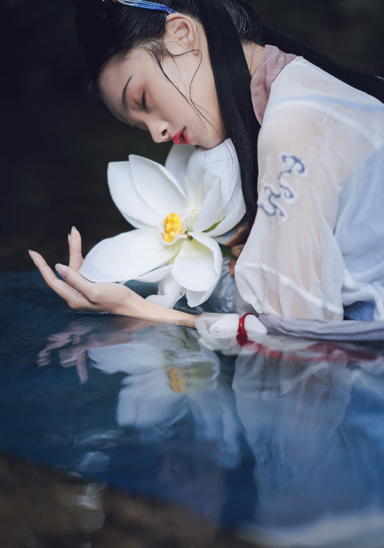 谢安然为美也是"豁出去"了,躺在水里拍摄还坚持穿汉服,够拼