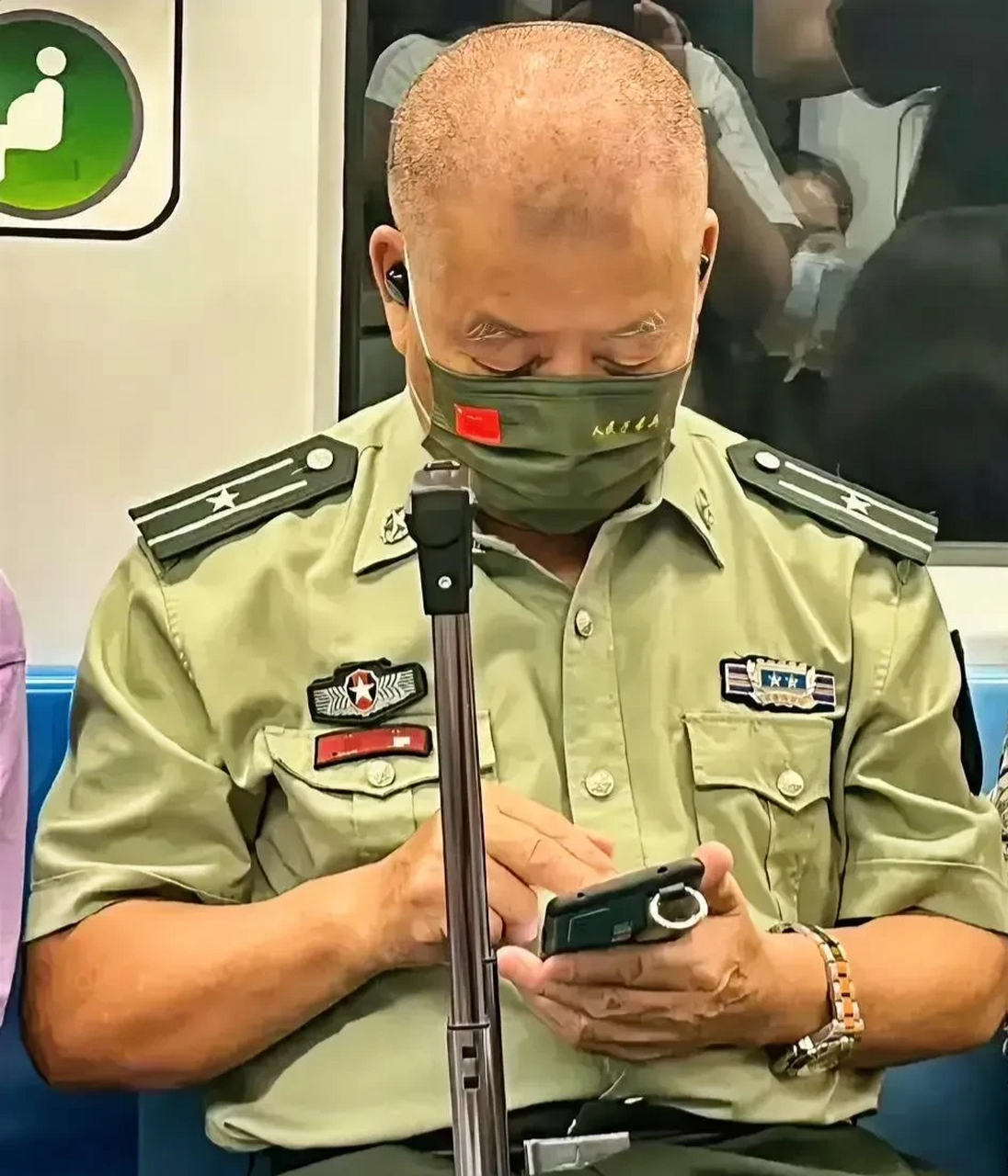 大家看看这是假军人吗?