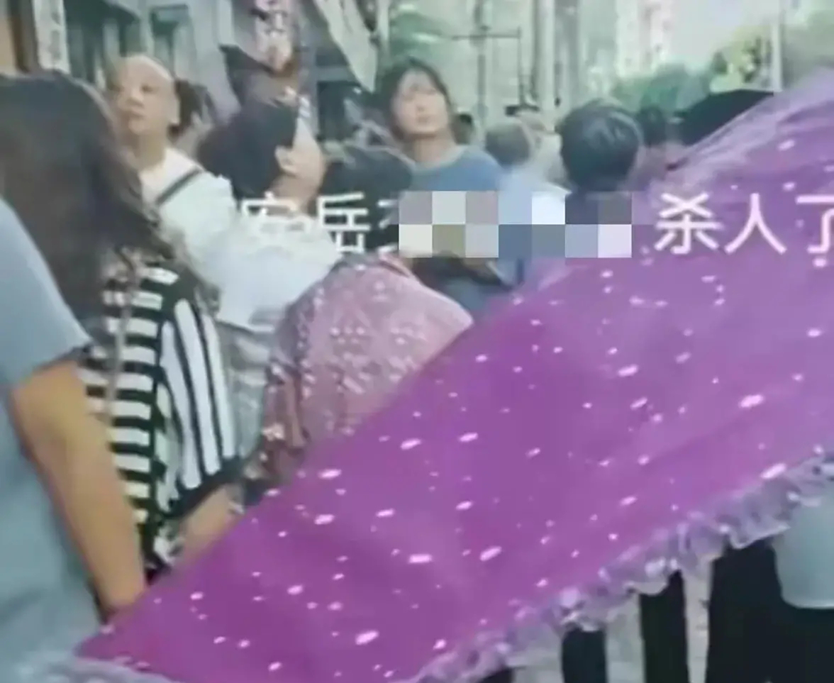 买烟赊账?安岳恶性案:砍人者被抓,三名女子倒地,知情人曝内幕