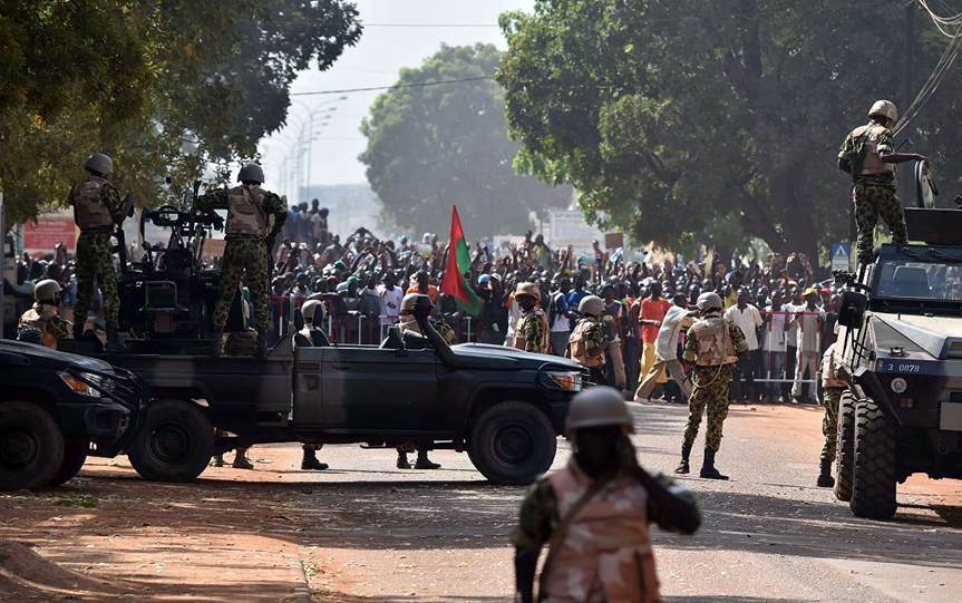 惊险!尼日尔发生了军事政变,总统巴祖姆被军方扣押!