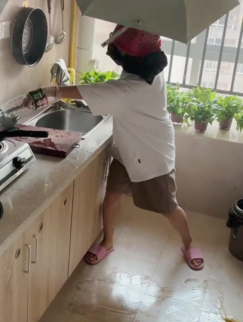 女子第一次下厨做饭手忙脚乱,网友:装备还是少了点