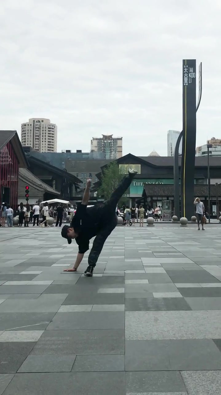 街舞大神在街头炫酷舞蹈solo