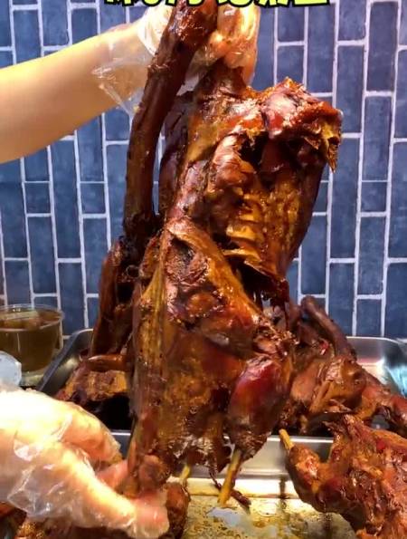 手撕大鹅吃起来贼过瘾,比较适合下酒菜儿你们可以去尝尝啊-度小视