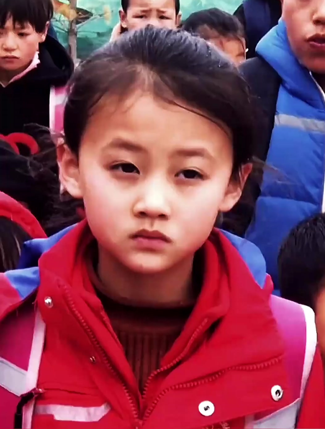 小女孩叫铁嘉欣,7岁因笑容走红,父母拒绝媒体公司百万签约费!-度小视