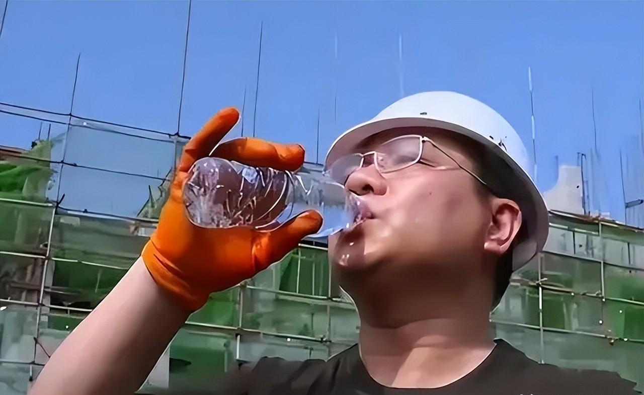 王军多次想坐下休息几分钟,缓缓劲,这可比去健身房还要累多了.