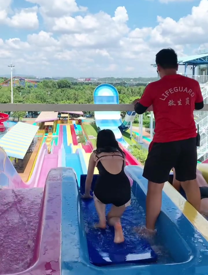 美女来玩水上滑梯,被冲下去的那一刻,我一直目不转睛-度小视
