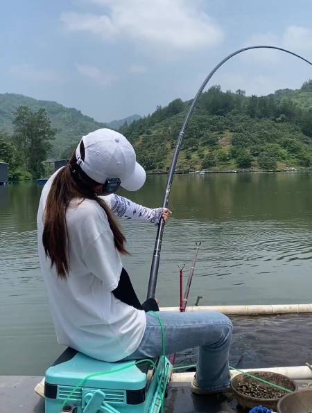 35万次播放.2022-08-02272美女爱钓鱼2.