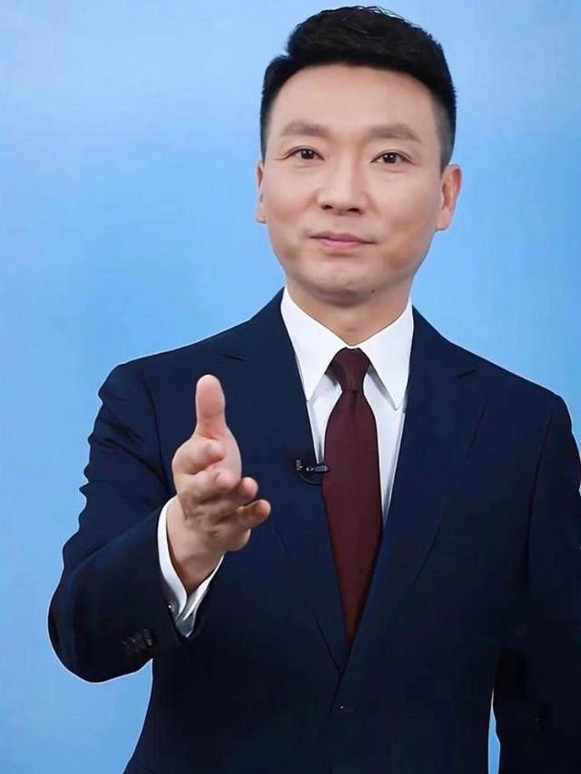 央视主持人康辉,高考差点被顶替,多亏父亲反应快