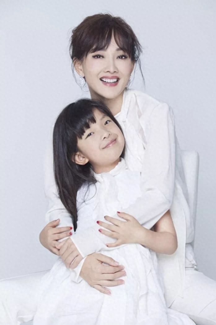 回顾著名演员牛莉八登春晚成国民媳妇嫁人生女收获幸福人生