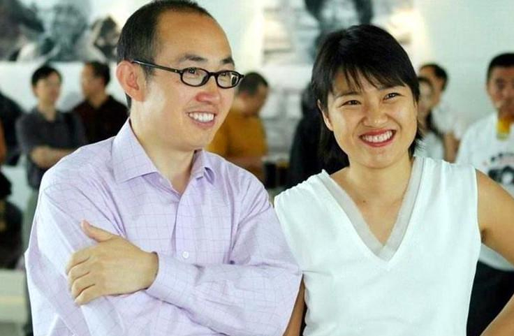 携300亿赴美疑反悔,59岁潘石屹"祖坟被扒"后,又回来卖苹果?