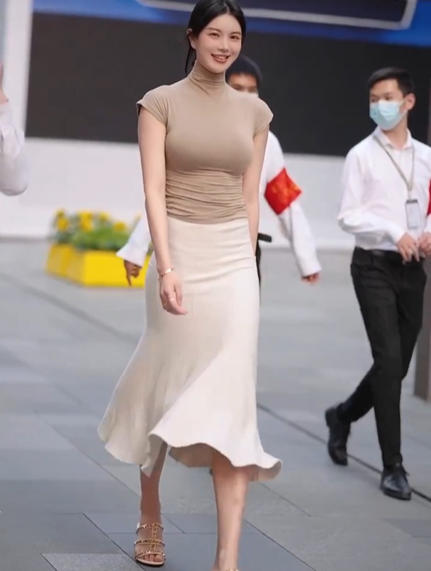 街拍时尚小姐姐,一米八的微胖身材