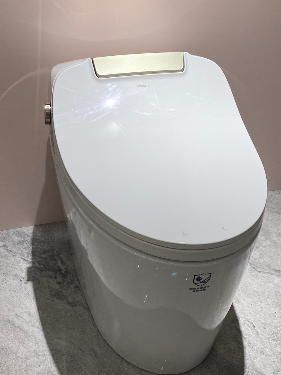 恒洁q9x智能马桶是一台考虑周全的智能马桶,当面对老房子或者高层水压