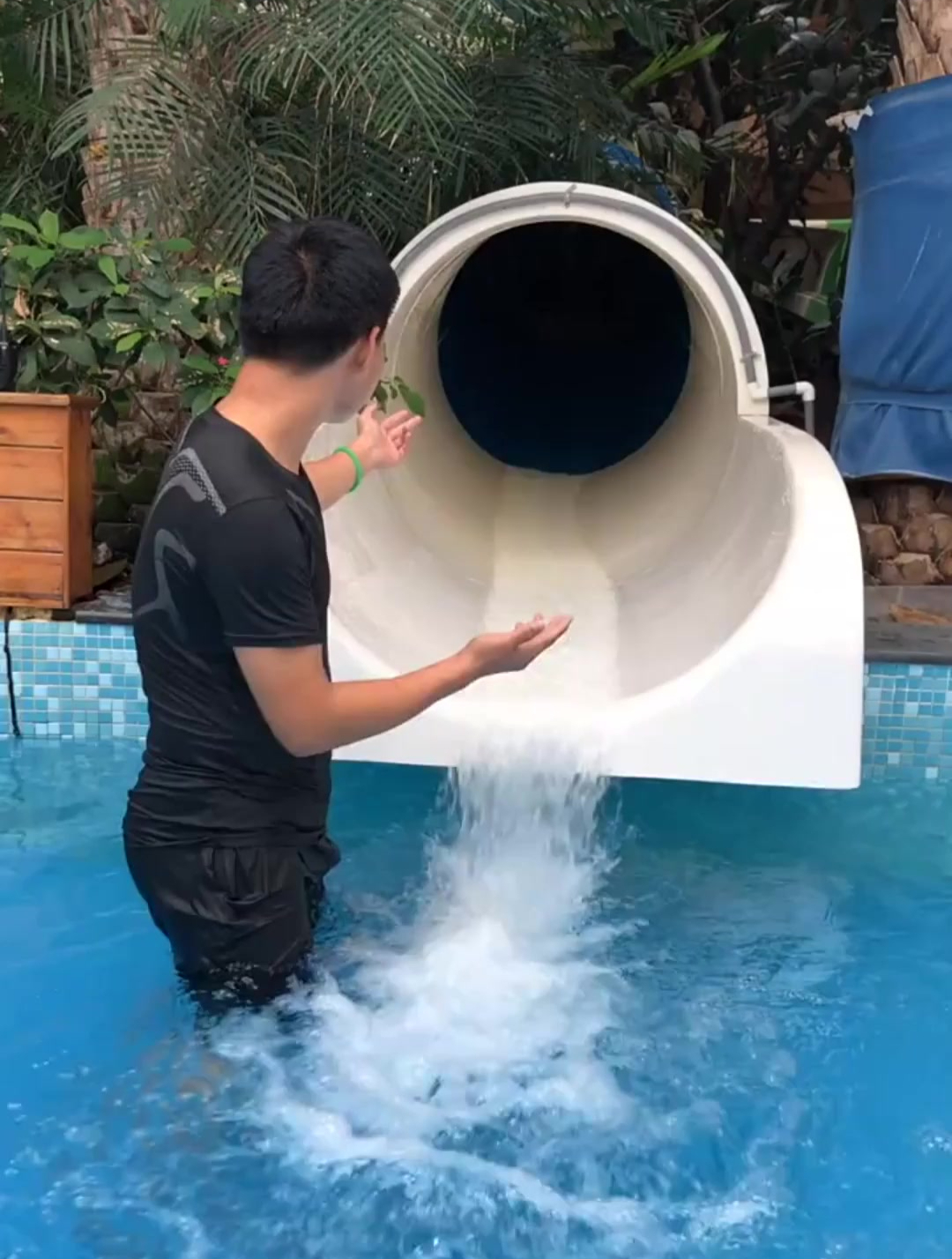 水上乐园的滑梯,这救生员技术不行啊,看把美女呛得!-度小视