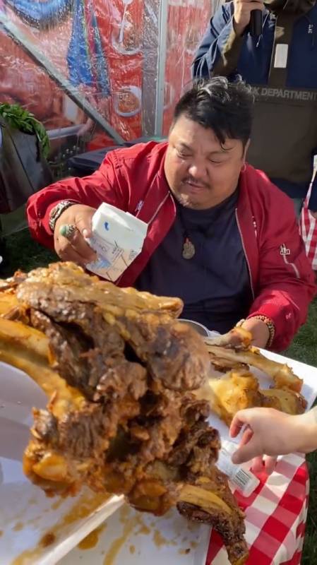 恩克和毛子哥,去赶大集吃羊肉,路人纷纷拍照大喊:毛哥吃穷他-度小视
