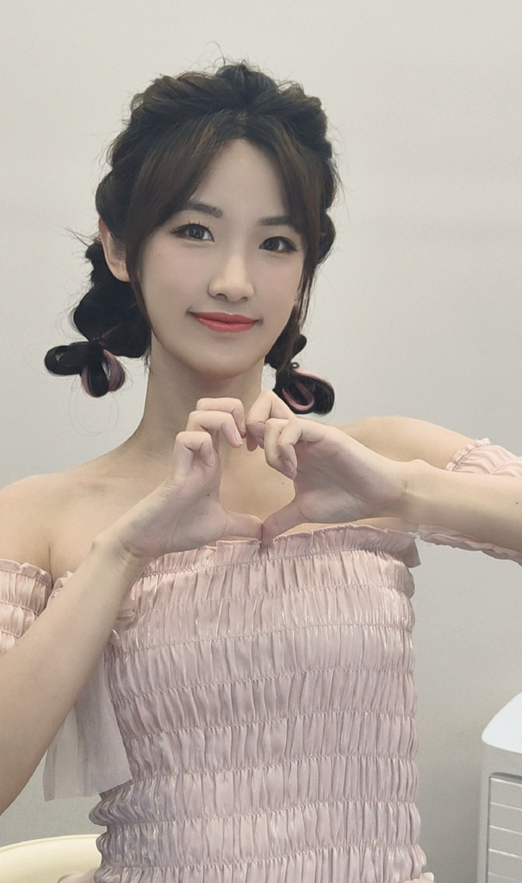 英雄联盟# #赛讯峡谷lpl专场#  lpl主持人夏安 微博晒出昨日穿搭 身