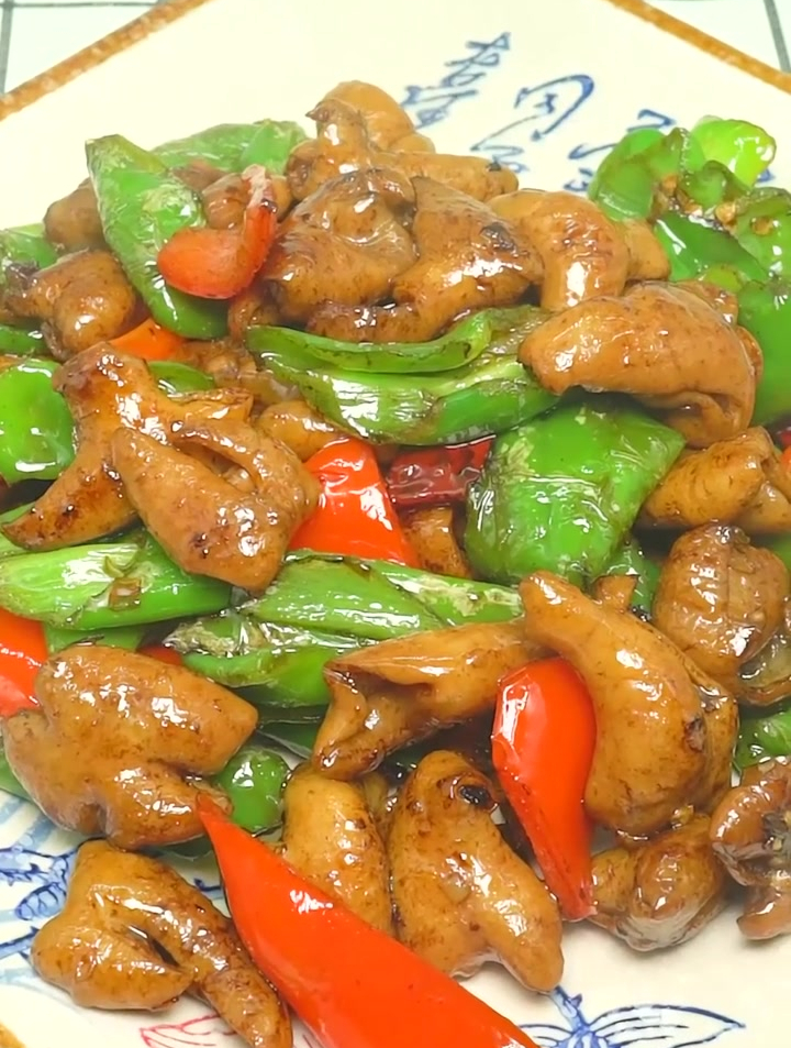 年夜饭之尖椒炒肥肠,简单又好吃~美食