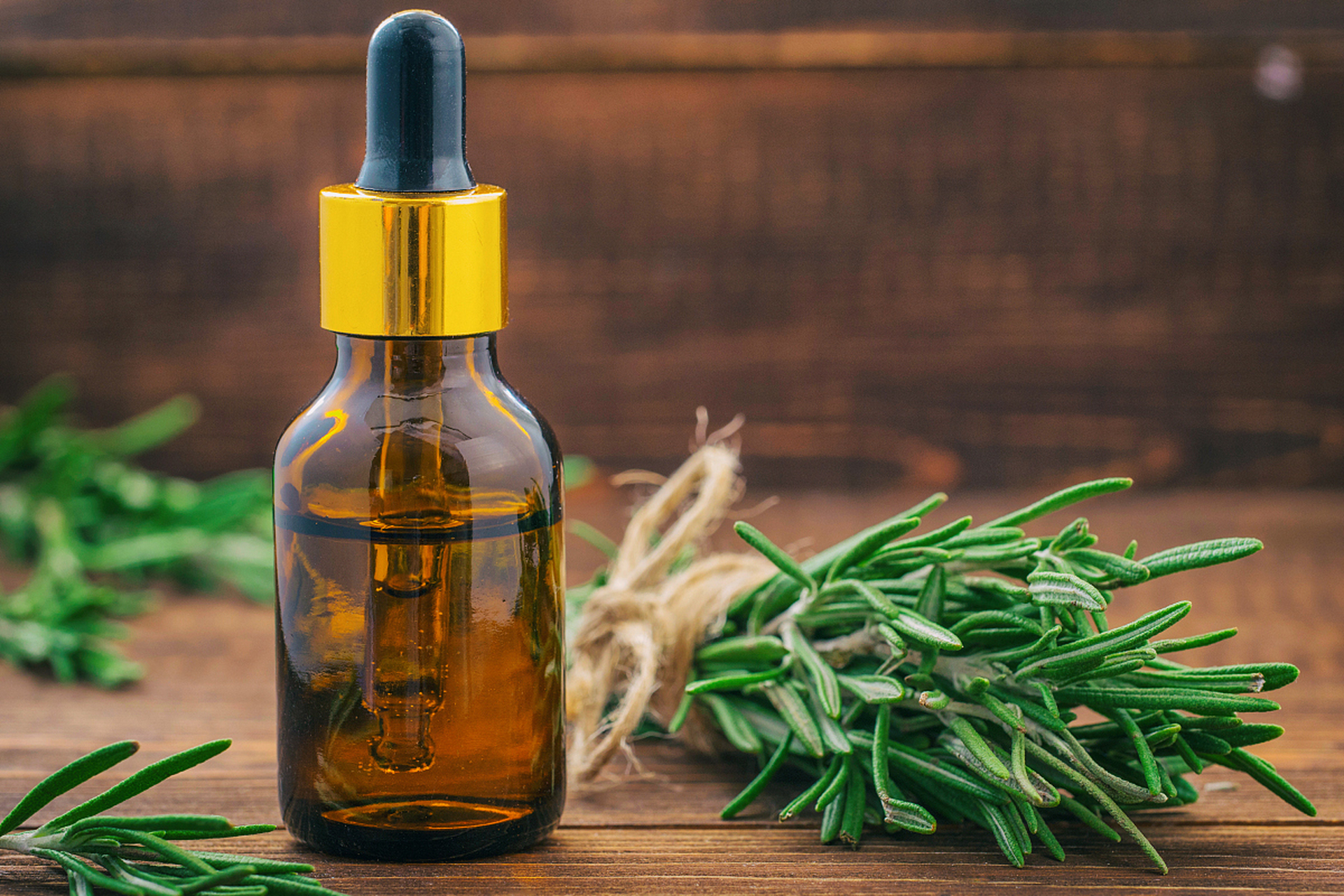 百草油是一种天然草本植物精油,具有多种功效.