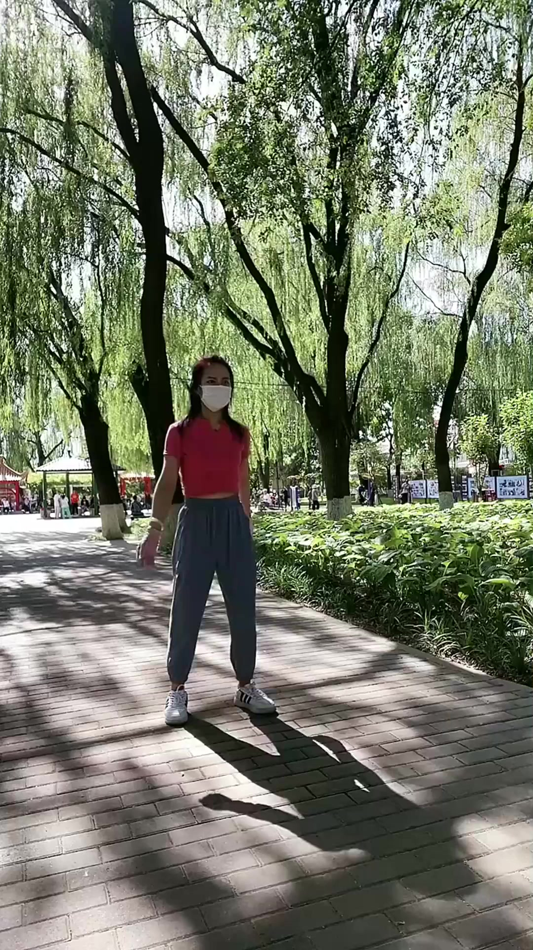 难怪老婆总爱来公园玩,眼前一幕,让人大饱眼福!