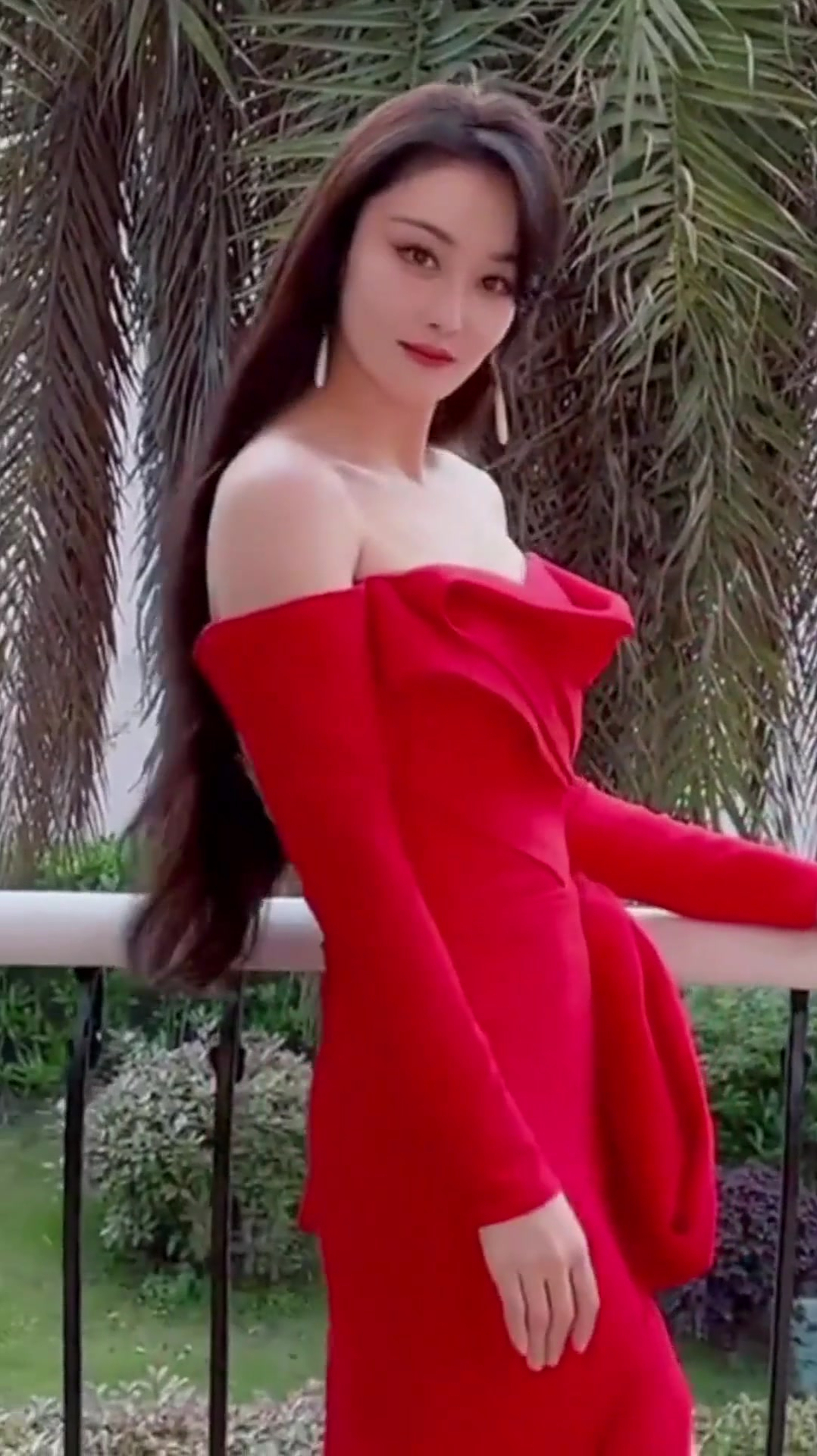 这过腰长发,再加上露背红色长裙,张馨予太会了!