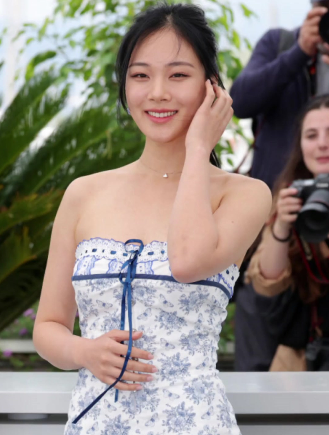 歌手金兴西笑起来特别好看,一袭"天花瓷"短裙打扮尤为清秀动人