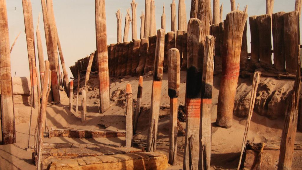 小河墓地:男性墓立桨,女性墓立柱,象征男根和女阴?生死的轮转