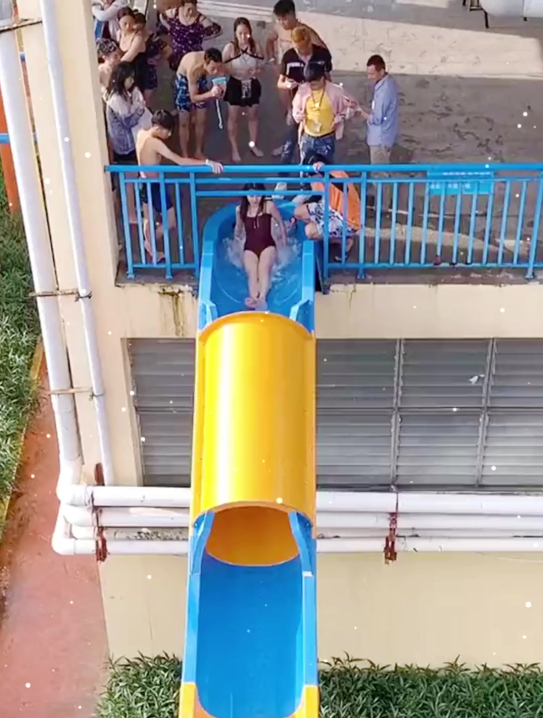 水上乐园偶遇泳装美女,胆子太大了丝毫不害怕,真是自愧不如!