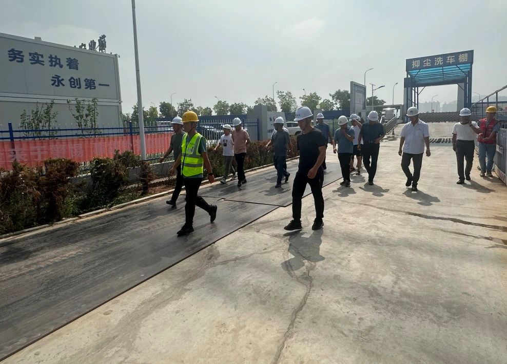 府谷县"爱卫办",住建局一行对我司普宇尚圆项目进行观摩指导