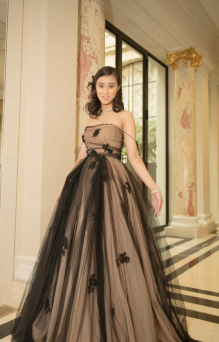 梁安琪:26岁一支舞拿下65岁赌王,10年连生5子,手段不输邓文迪