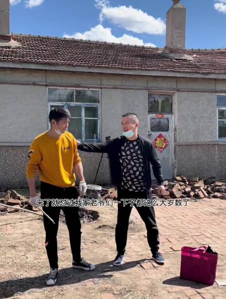 我二哥回来啦,真开心,来自东北农村小院露天的大铁锅炖鱼-度小视