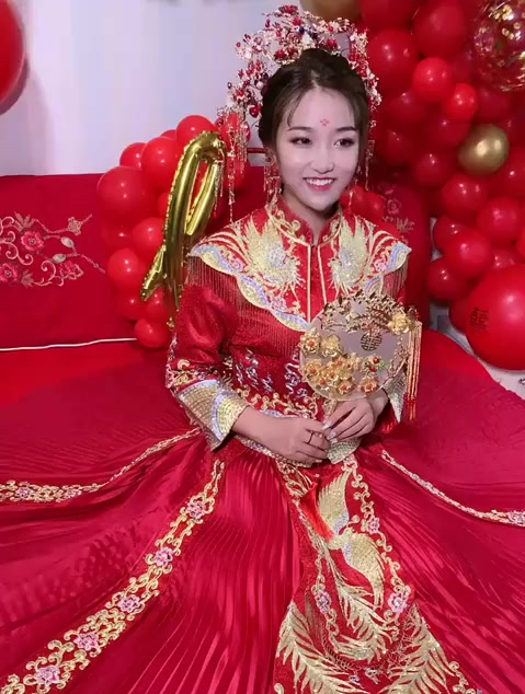 这个新娘子端庄俊俏漂亮,不得不说太养眼了,真羡慕新郎的福气-度小视