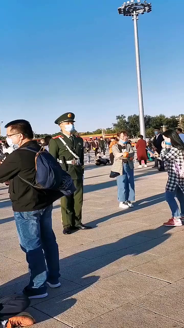 国旗护卫队队员站岗时,小姐姐的这一举动,承包了我一年的笑点!