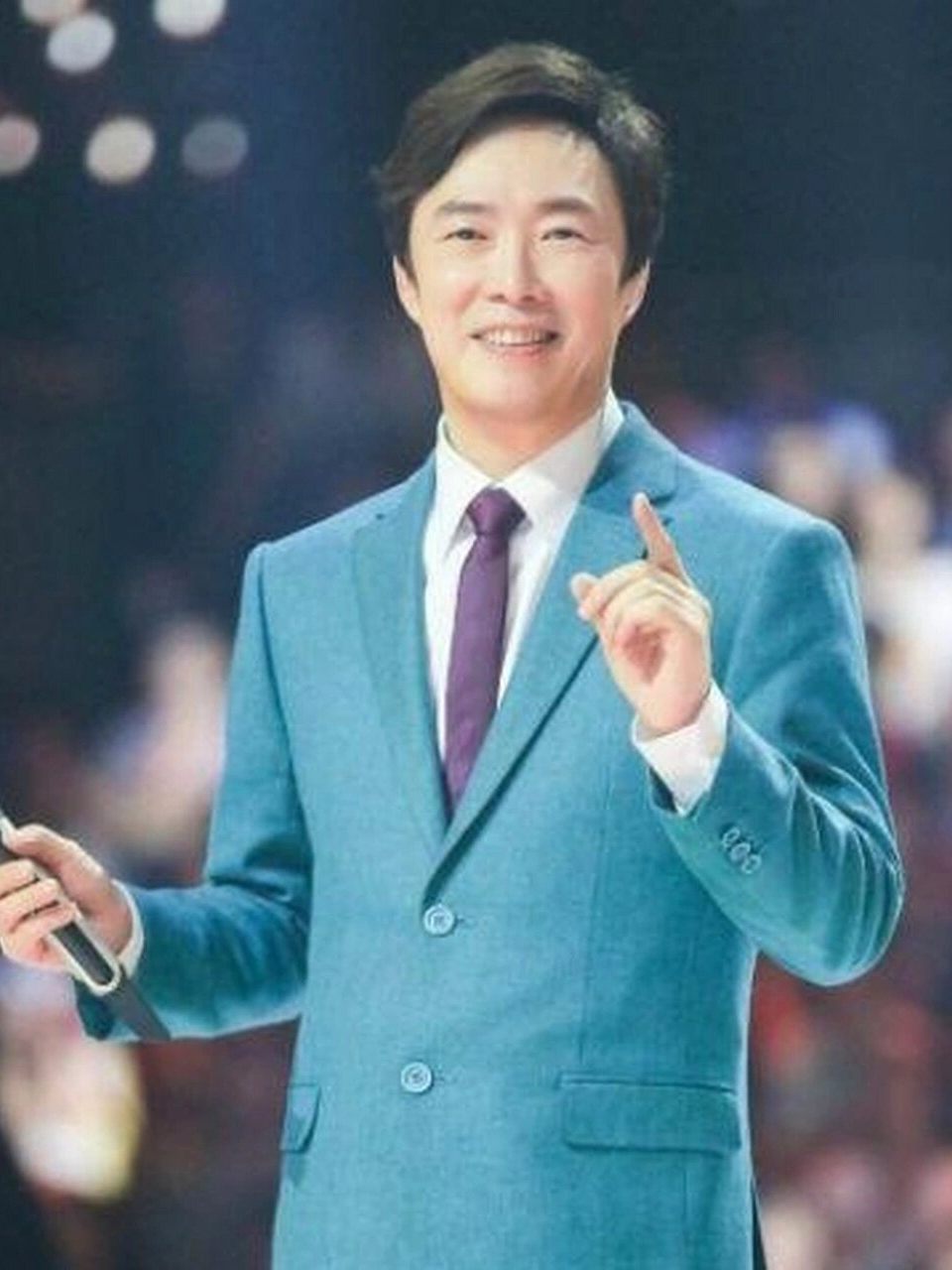 这段内容描述了费玉清与他的日本女友安井千惠之间的爱情故事