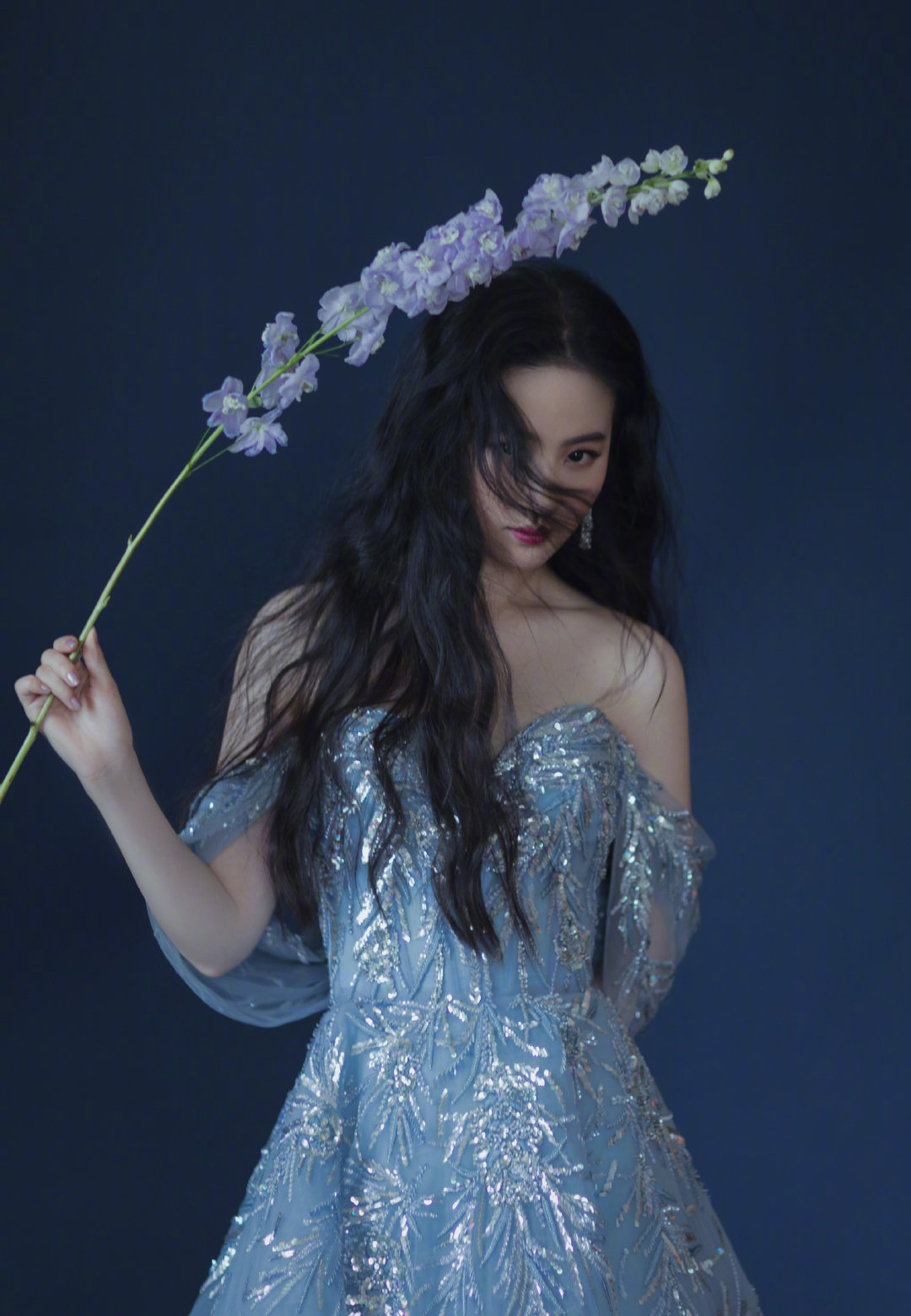 刘亦菲穿紫色蕾丝裙像仙女,蓬松长卷发灵动飘逸,露出香肩太美了