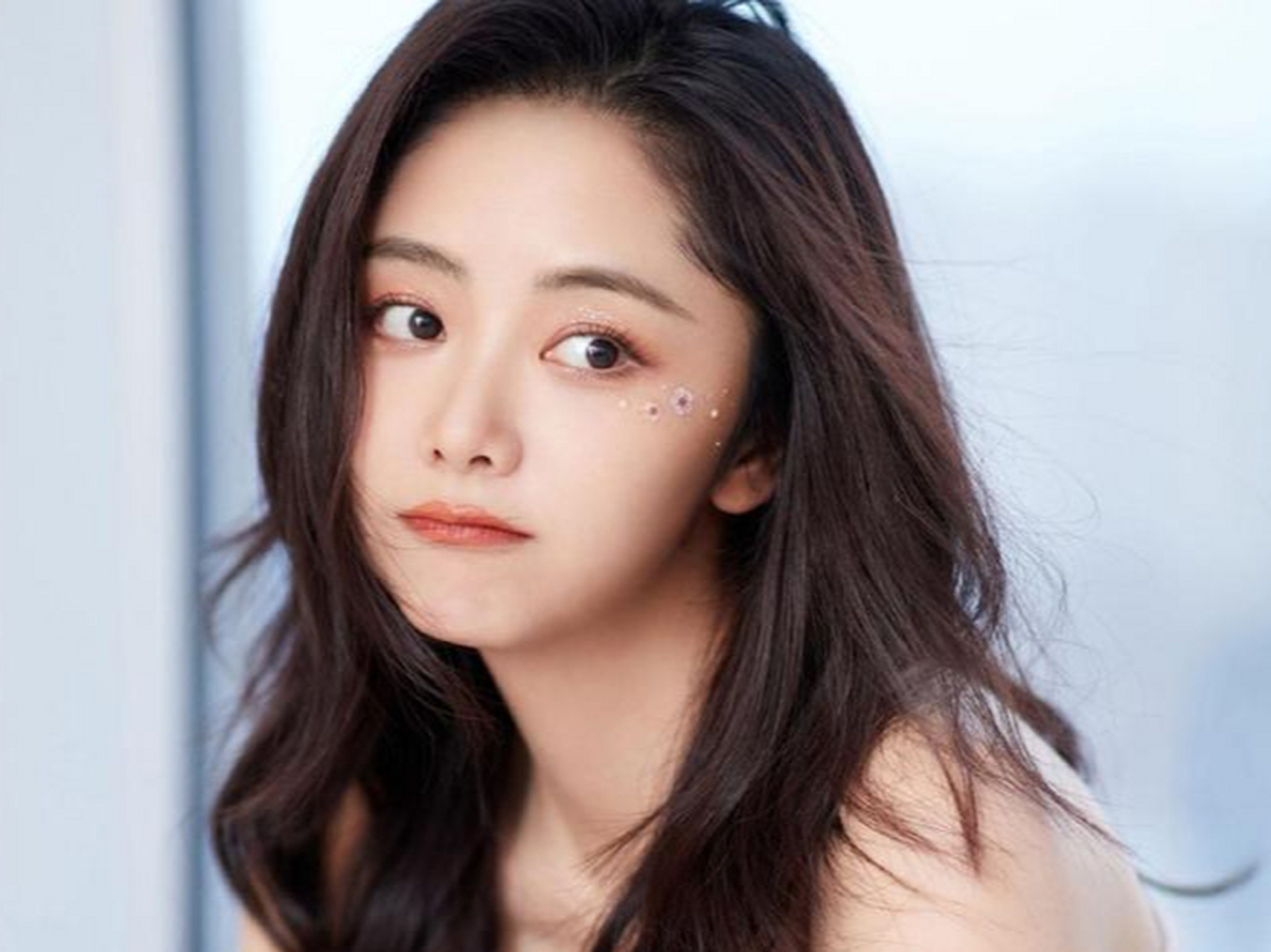 谭松韵,拥有甜美的长相,清纯可人的气质清纯,在她的演艺作品里都能