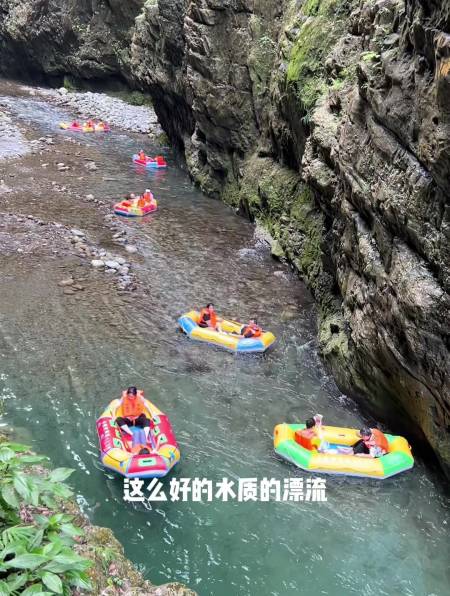 贵州遵义桐梓水银河峡谷漂流风景区溪水清澈见底被称矿泉水水质