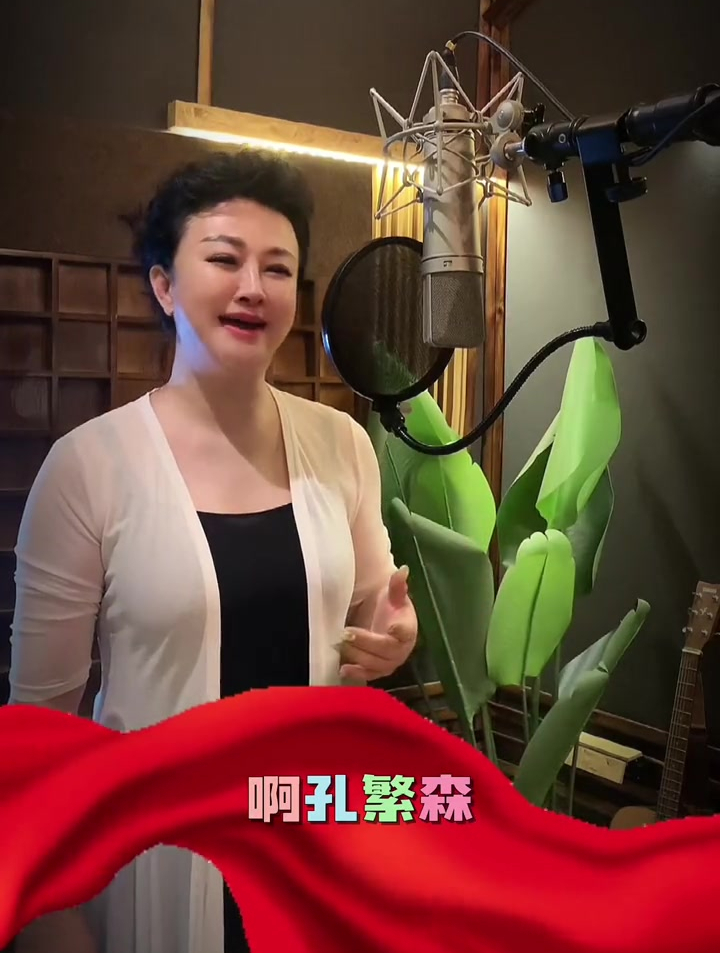 吴沁王飞演唱公仆赞欢迎大家观看