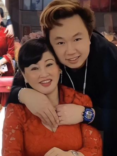 蔡天凤老公和岳母亲密合照流出,亲密举动引热议,手放胸口亲吻6-度小视