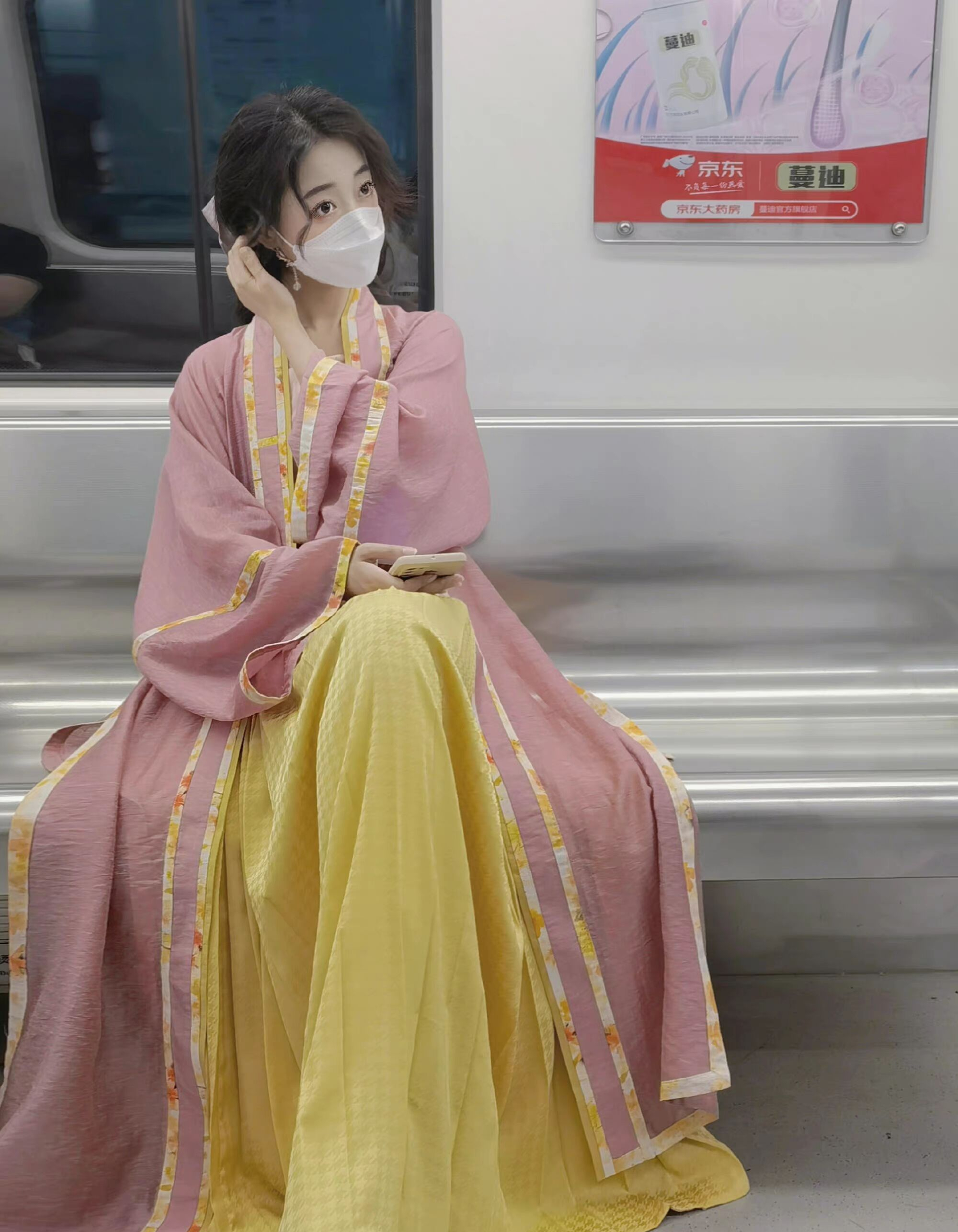 被地铁里的"美人"惊艳了!穿"汉服"温婉又仙气,真让人心动!