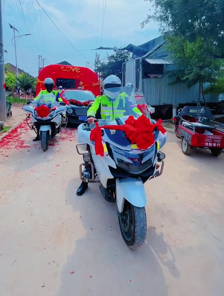 最美机车婚礼!服务最帅的新郎,最靓的新娘!