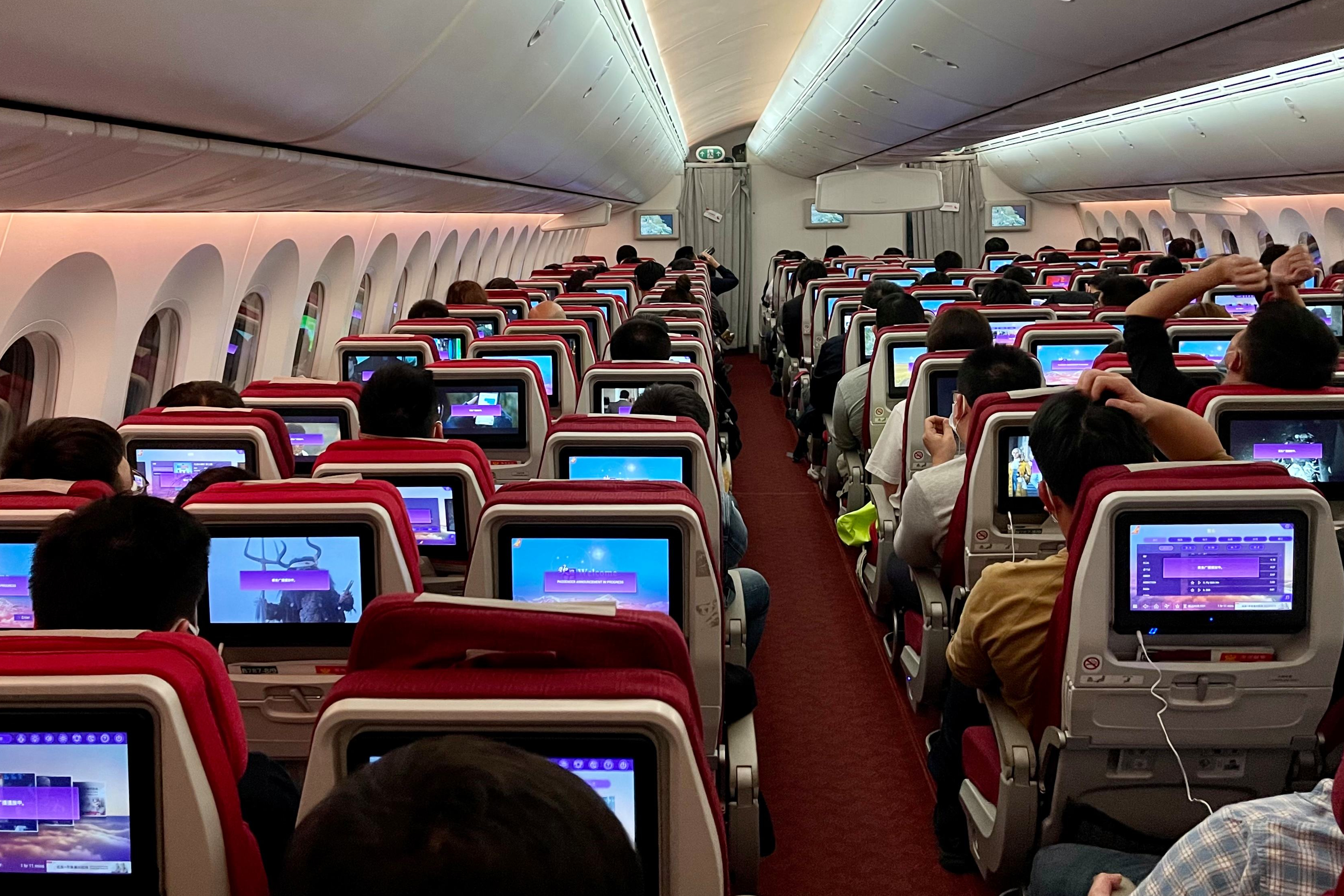 飞机起飞,空姐为何要拉上头等舱的布帘?不少人还被"蒙在鼓里"