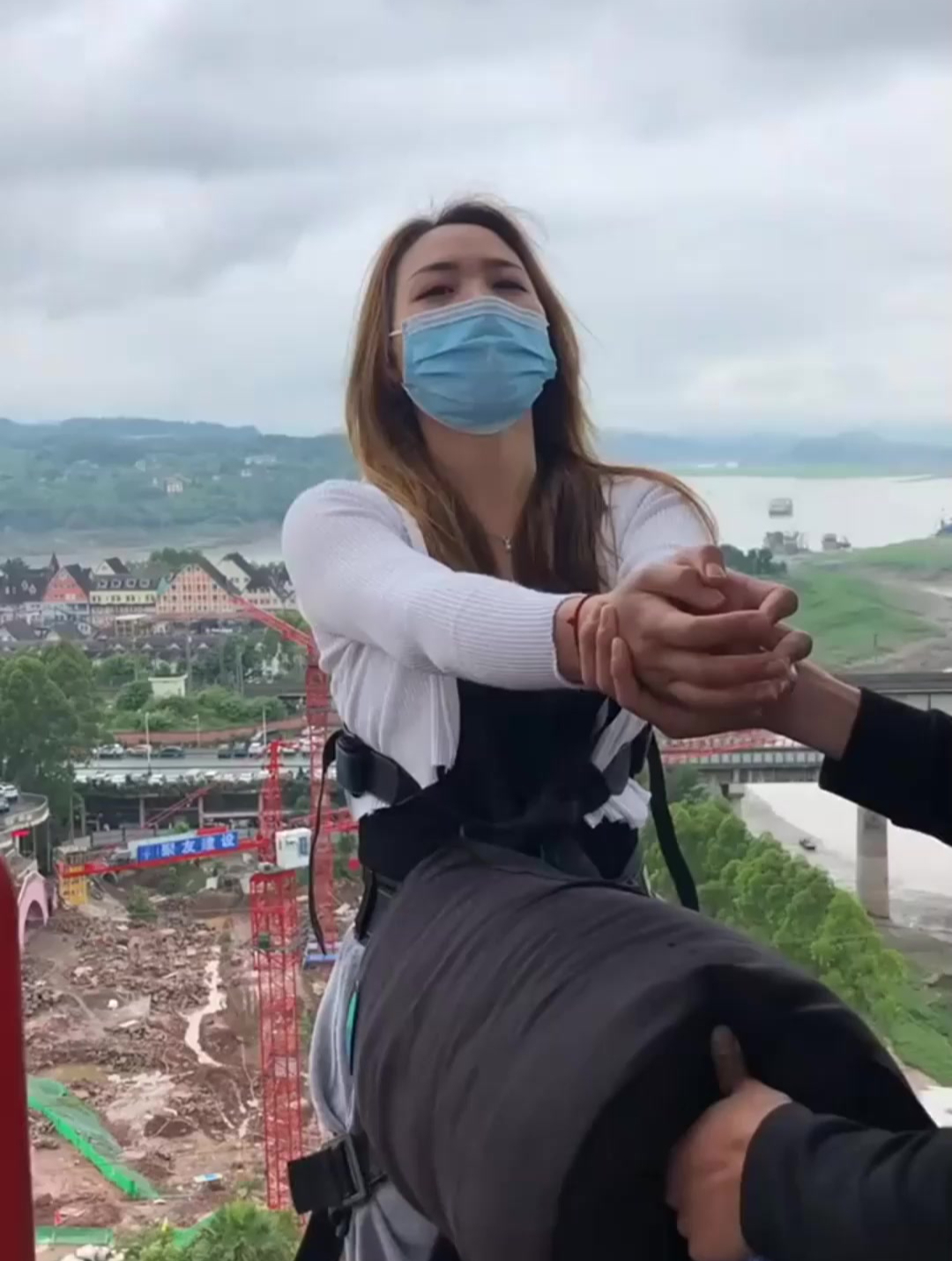 这是我见过最棒的美女蹦极,当她松开手的那一刻,被震撼了