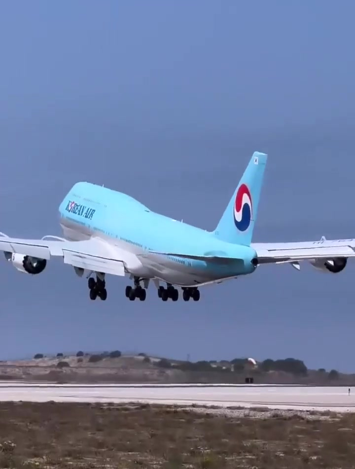 大韓航空b748精彩起飛瞬間,強大的渦流氣流在大翼前方形成水霧