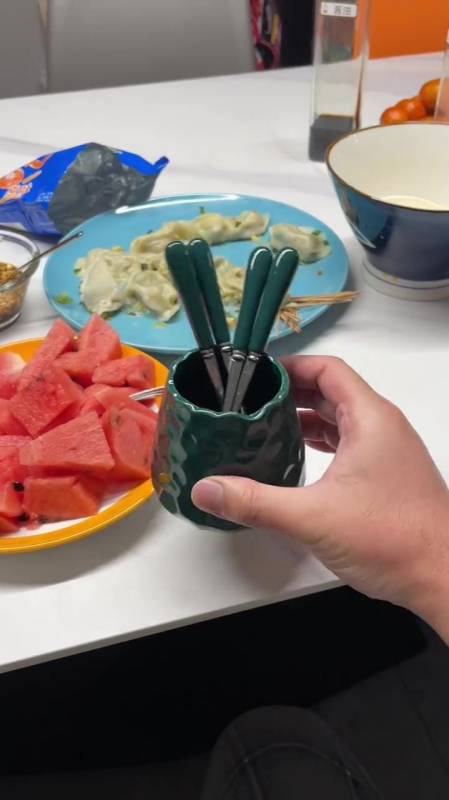 家里来客人或者有孩子的 习惯把水果切块用牙签扎着吃-度小视