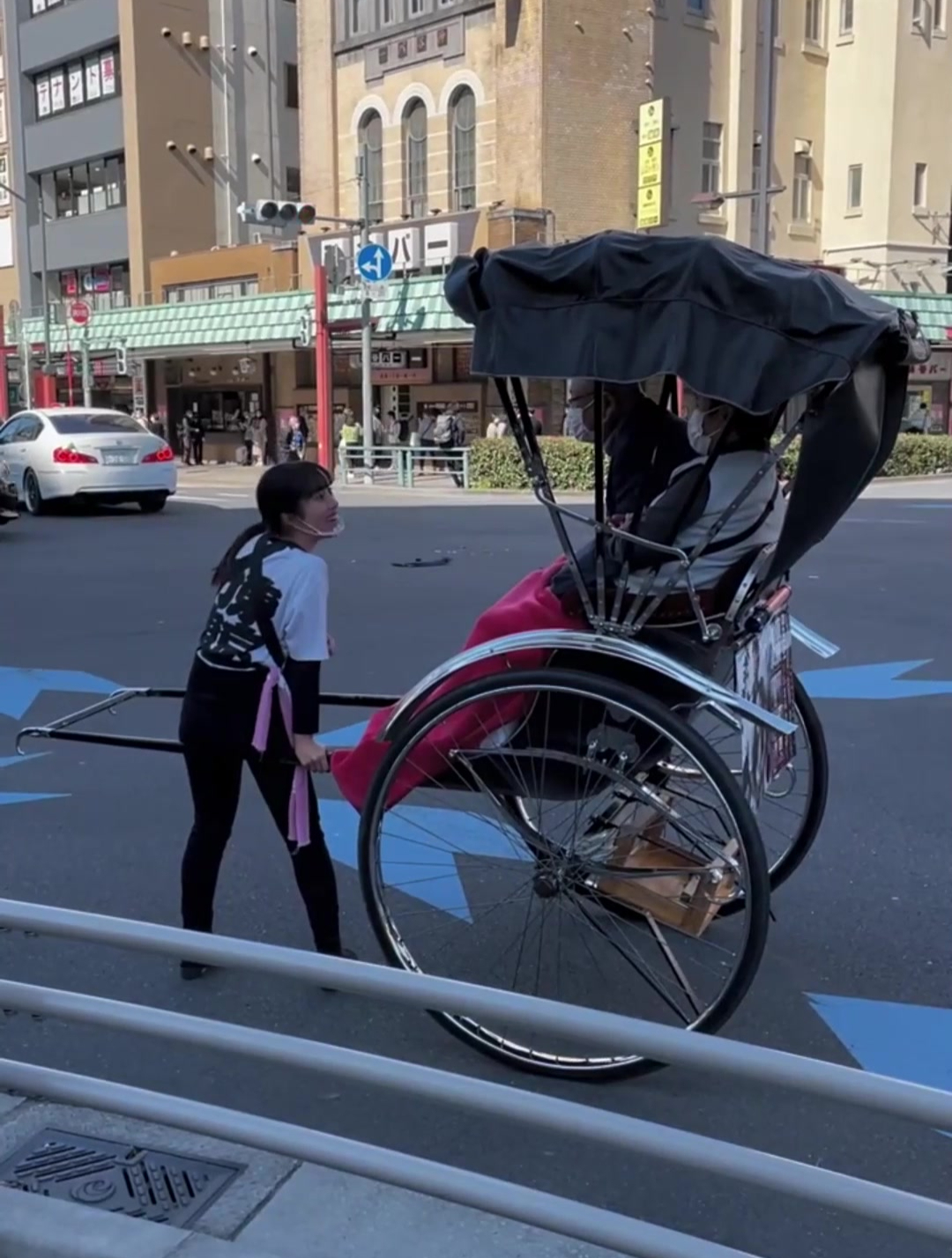 日本拉车女孩,才16岁就出来挣钱,生活不易啊!-度小视